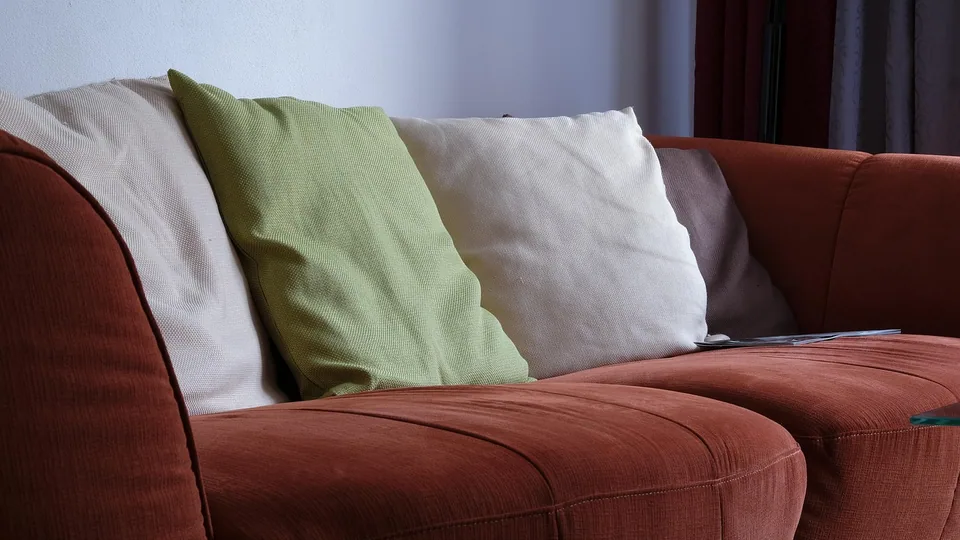 Soffa med kuddar — platsen tv:ns app faktiskt används på