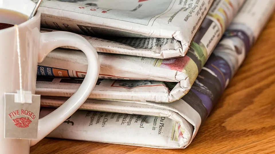 Trave med tidningar — tablån i tryckt form