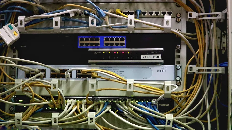 Patchpanel med nätverkskablar i ett serverskåp