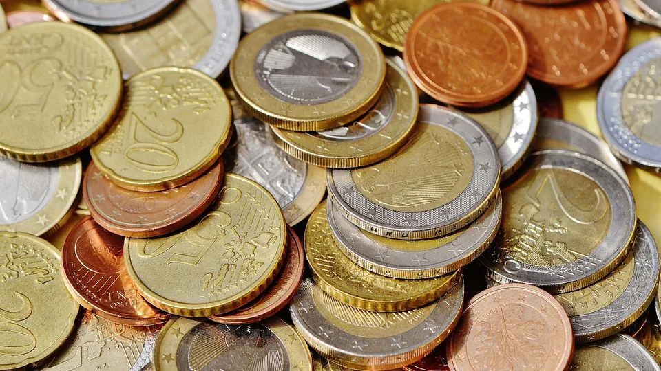 Staplade euromynt — abonnemanget prissätts i euro